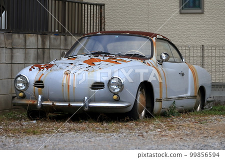 Rusted car image 99856594