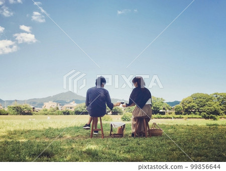 一對夫婦在河床上邊喝咖啡邊野餐 99856644