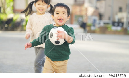 姐妹們在公園裡玩 99857729
