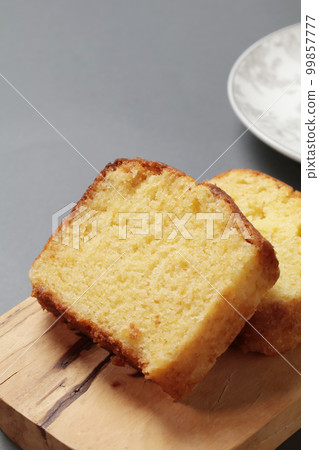 pound cake cut 99857777