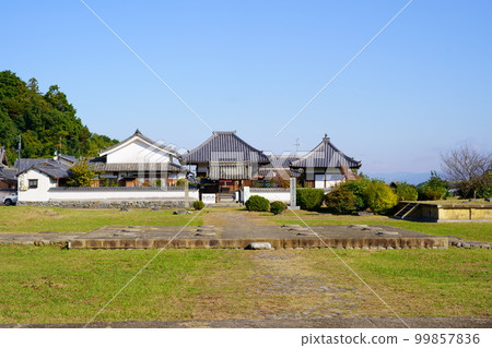 河原寺(前景)和興福寺(背景)遺址/奈良縣明日香村 河原寺(前景)和興福寺(背景)遺址/奈良縣明日香村 99857836
