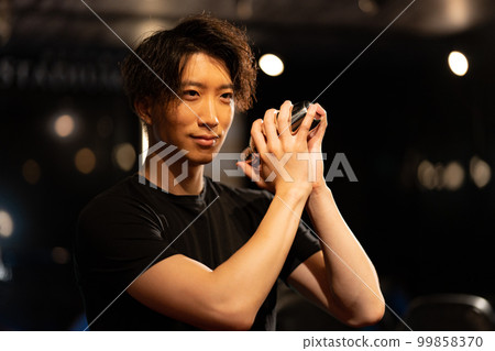 揮動搖床的人 99858370