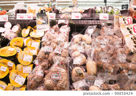 February ・Shopping with my wife on holidays, housewives saving money due to rising food prices due to rising prices 99858424
