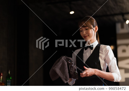 擦玻璃的女性酒保 99858472