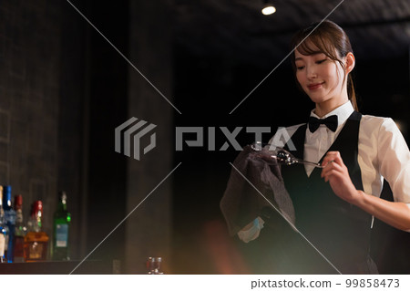 擦玻璃的女性酒保 99858473