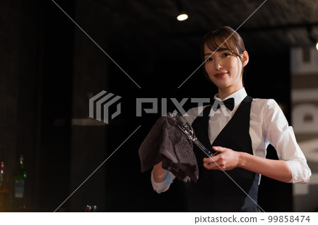 擦玻璃的女性酒保 99858474