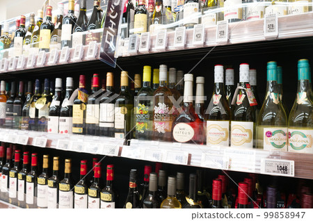 假期和我的妻子在附近的購物中心購物，飲料部 99858947
