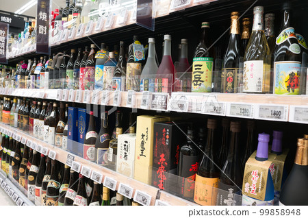 假期和我的妻子在附近的購物中心購物，飲料部 99858948