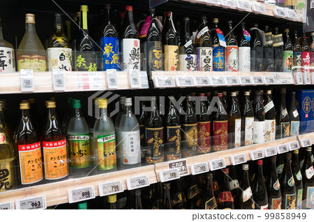 假期和我的妻子在附近的購物中心購物，飲料部 99858949