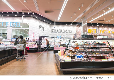 February ・Shopping with my wife on holidays, housewives saving money due to rising food prices due to rising prices 99859032
