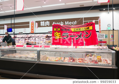 February ・Shopping with my wife on holidays, housewives saving money due to rising food prices due to rising prices 99859033
