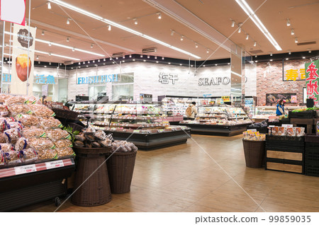 February ・Shopping with my wife on holidays, housewives saving money due to rising food prices due to rising prices February ・Shopping with my wife on holidays, housewives saving money due to rising food prices due to rising prices 99859035