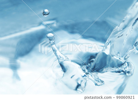 Water falling on the water surface Splashes/water column Water falling on the water surface Splashes/water column 99860921