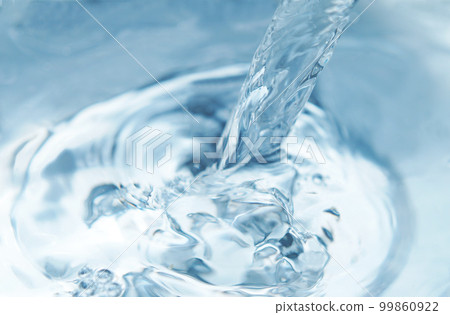 Water falling on the water surface Splashes/water column 99860922