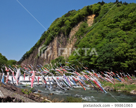 在白石川材木岩公園游泳的鯉魚旗 99861063
