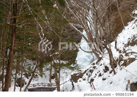 隆冬結冰的瀑佈景色(長野縣北合岐村大前瀑布) 隆冬結冰的瀑佈景色(長野縣北合岐村大前瀑布) 99863194