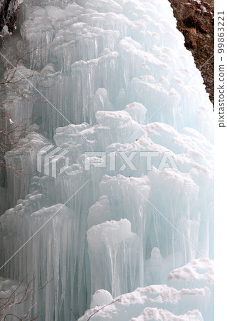 Scenery of a frozen waterfall in the middle of winter (Daizen Falls, Kitaaiki Village, Nagano Prefecture) 99863221