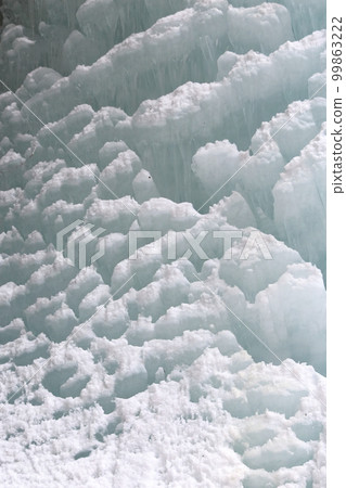 Scenery of a frozen waterfall in the middle of winter (Daizen Falls, Kitaaiki Village, Nagano Prefecture) 99863222