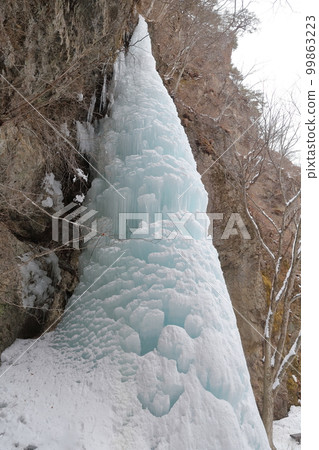 Scenery of a frozen waterfall in the middle of winter (Daizen Falls, Kitaaiki Village, Nagano Prefecture) Scenery of a frozen waterfall in the middle of winter (Daizen Falls, Kitaaiki Village, Nagano Prefecture) 99863223