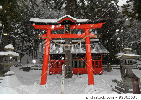 Torii of a Shinto shrine where snow flutters (Shijiri City, Nagano Prefecture) Torii of a Shinto shrine where snow flutters (Shijiri City, Nagano Prefecture) 99863535