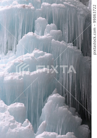 Scenery of a frozen waterfall in the middle of winter (Daizen Falls, Kitaaiki Village, Nagano Prefecture) 99863722