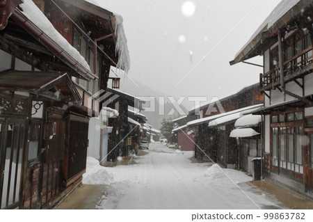 寒冷季節的驛站街景（長野縣鹽尻市奈良井宿） 99863782