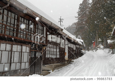 Cityscape of the post town during the cold season (Narai-juku, Shiojiri City, Nagano Prefecture) Cityscape of the post town during the cold season (Narai-juku, Shiojiri City, Nagano Prefecture) 99863783
