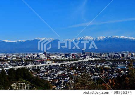從吳羽山展望台眺望富山市和立山山脈。 99866374