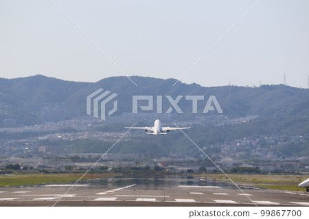 飛機從大阪伊丹機場的跑道起飛 飛機從大阪伊丹機場的跑道起飛 99867700