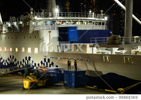 晚上準備從東京灣竹芝碼頭出發的班輪 99868369