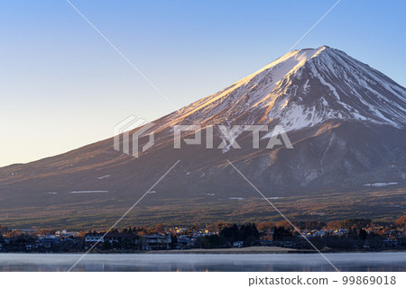 Superb view from red Fuji / Kawaguchiko in the early morning Superb view from red Fuji / Kawaguchiko in the early morning 99869018