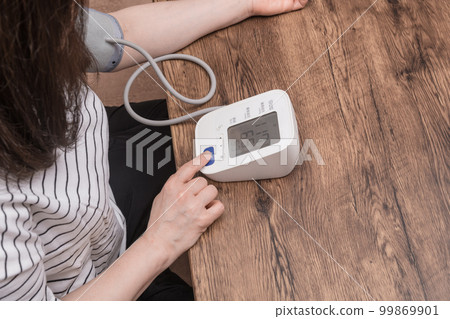 [Housewife measuring blood pressure Low] 99869901