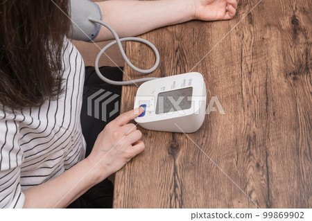 [Housewife measuring blood pressure Low] 99869902