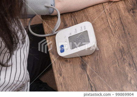 [Housewife measuring blood pressure high] 99869904