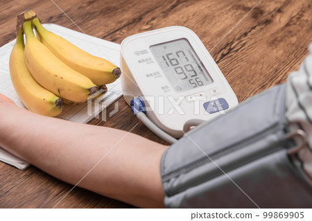 [Housewife measuring blood pressure high] 99869905