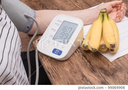 [Housewife measuring blood pressure high] 99869906