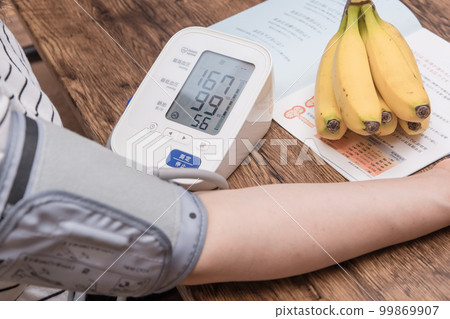[Housewife measuring blood pressure high] 99869907