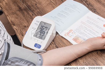 [Housewife measuring blood pressure high] 99869908