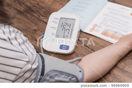 [家庭主婦測量血壓正常] 99869909