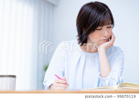在客廳學習時煩惱的女人 99870119