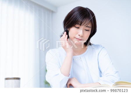 在客廳學習時煩惱的女人 99870123