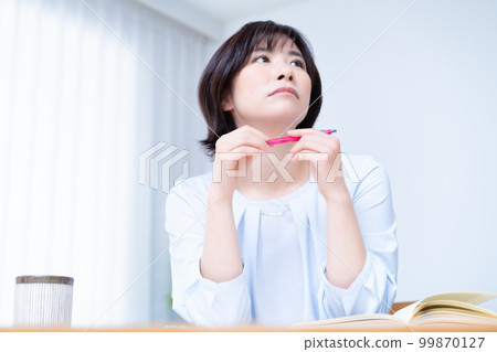 A woman who worries while studying in the living room A woman who worries while studying in the living room 99870127
