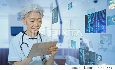 穿著實驗室外套的高級女性看著醫療屏幕 穿著實驗室外套的高級女性看著醫療屏幕 99870363