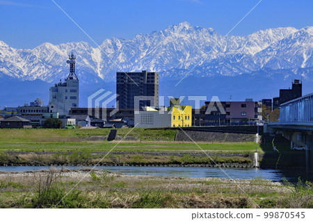春天：從神通川左岸的河床仰望立山連峰 99870545