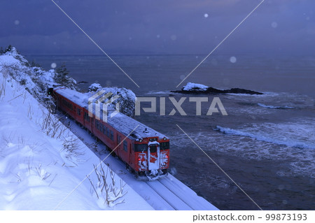 白雪皚皚的冬季冰見線（從後面拍攝逃跑的火車） 99873193