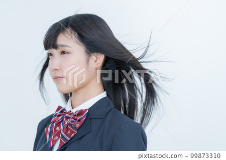頭髮飄飄的製服女高中生上半身 99873310