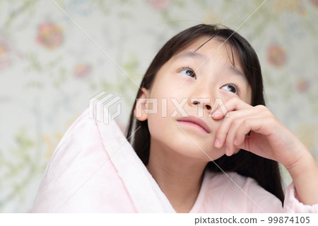 elementary school girl sleeping in bed 99874105