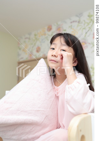 elementary school girl sleeping in bed 99874108