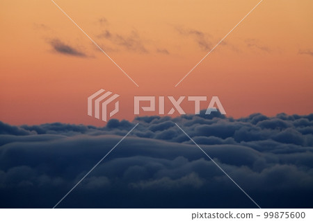 春天暮色天空和動態雲彩的夢幻般的遠景・長焦・Sky main・220412pm 春天暮色天空和動態雲彩的夢幻般的遠景・長焦・Sky main・220412pm 99875600