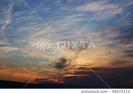 日出時天空有各種雲 Spring/Sky mainly/220502am 99878318